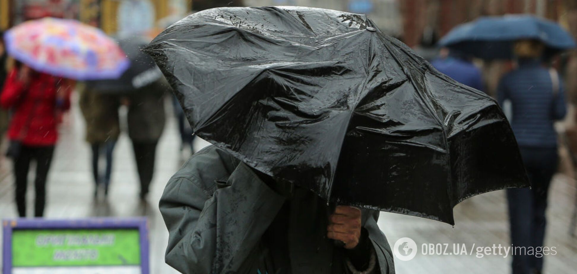 В Киеве затопило улицы и залило переходы в метро: фото и видео непогоды