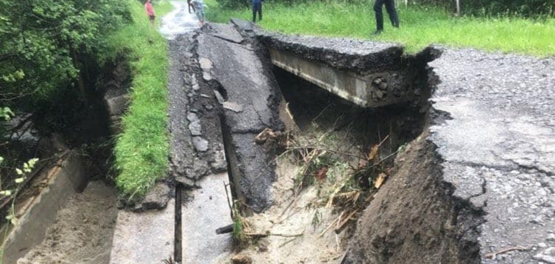 на Закарпатті обвалився міст