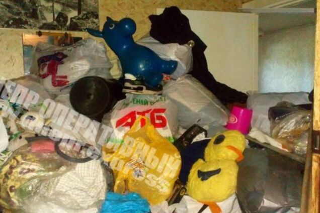 Днепрянин перетворив свою квартиру в смітник. Фото, відео