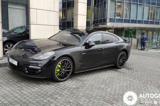 В Україні помітили бензино-електричний Porsche за 6,2 млн грн