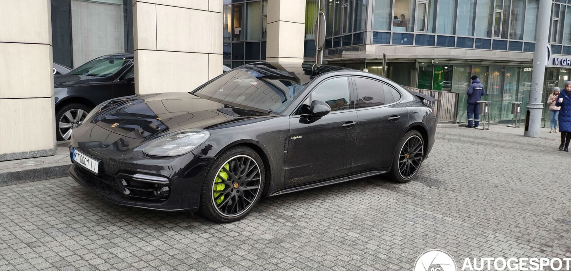 В Украине заметили бензин-электрический Porsche за 6 млн грн