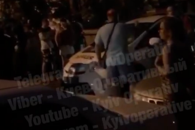 В Киеве мужчина открыл стрельбу с 'травмата' по людям и скрылся. Видео