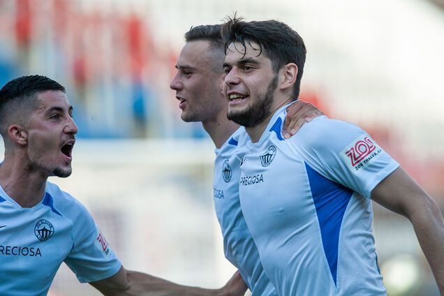 Ахмед Алибеков (на переднем плане) празднует гол в ворота 'Сигмы'