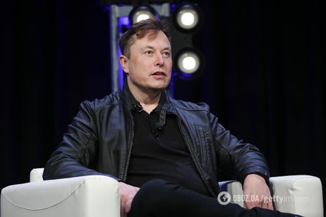 Илона Маска уличили в сексе втроем с известными актрисами