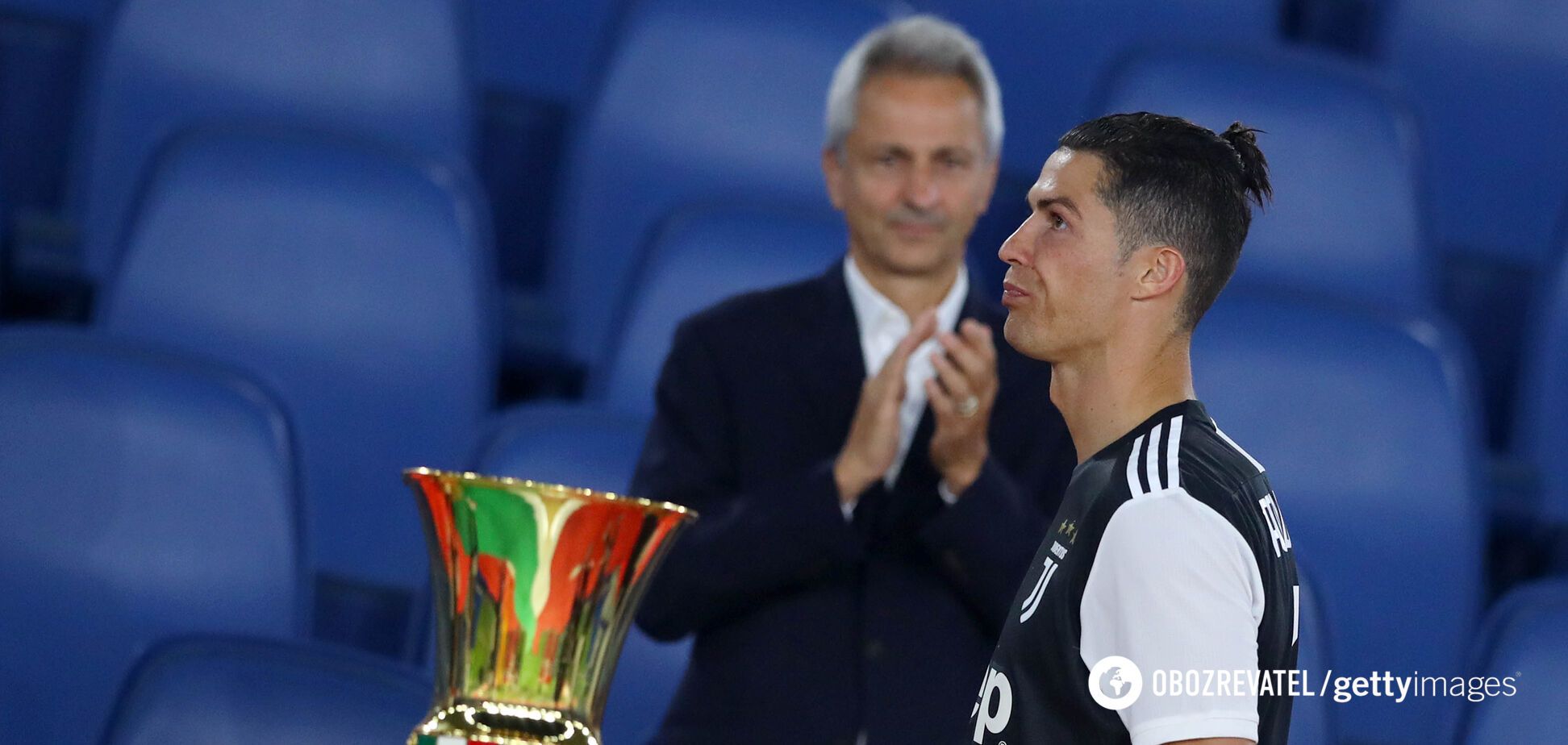 Кріштіану Роналду проходить повз трофея Кубка Італії