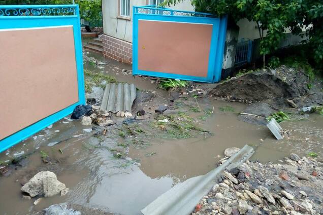 У селі Клембівка злива залила будинки і розмив дорогу