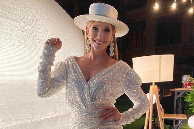 Катя Осадча підкреслила стрункі ноги коротким платтям. Фото