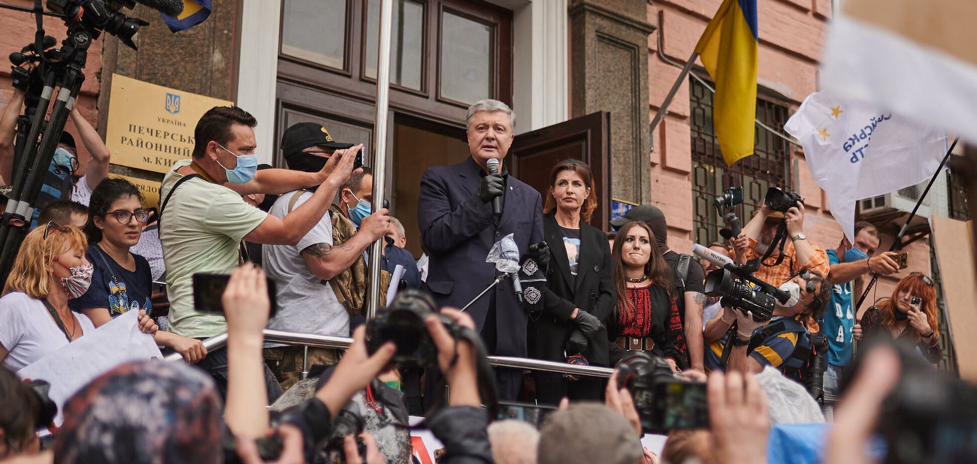 Порошенко поблагодарил украинцев за поддержку в трудную минуту