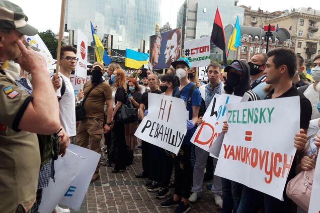 Акція під Печерським судом на підтримку Петра Порошенка