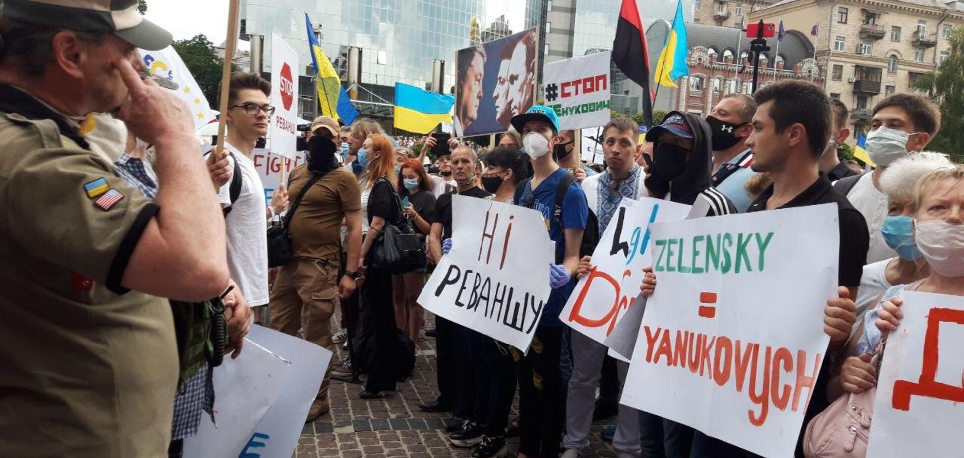 Акция под Печерским судом в поддержку Петра Порошенко