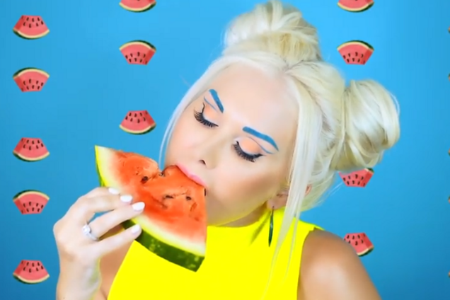 Катя Бужинська влаштувала запальні танці з кавунами. Відео