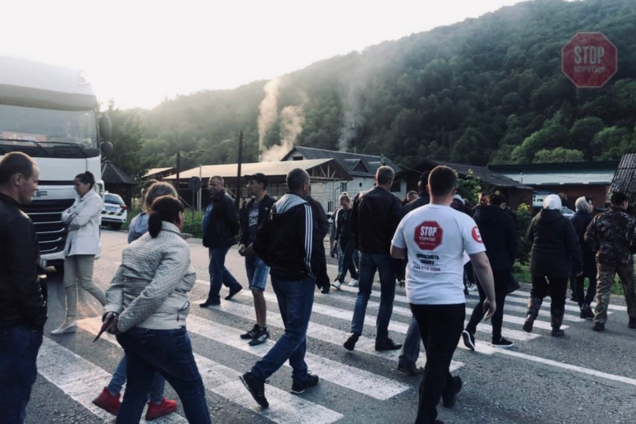 Трасу Київ – Чоп у Карпатах перекрили протестувальники