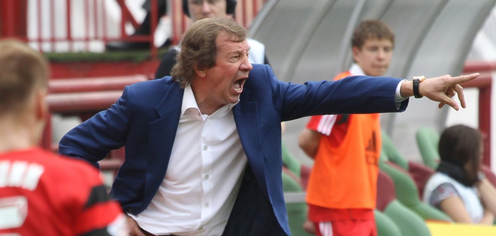 Юрий Семин делает подсказки футболистам