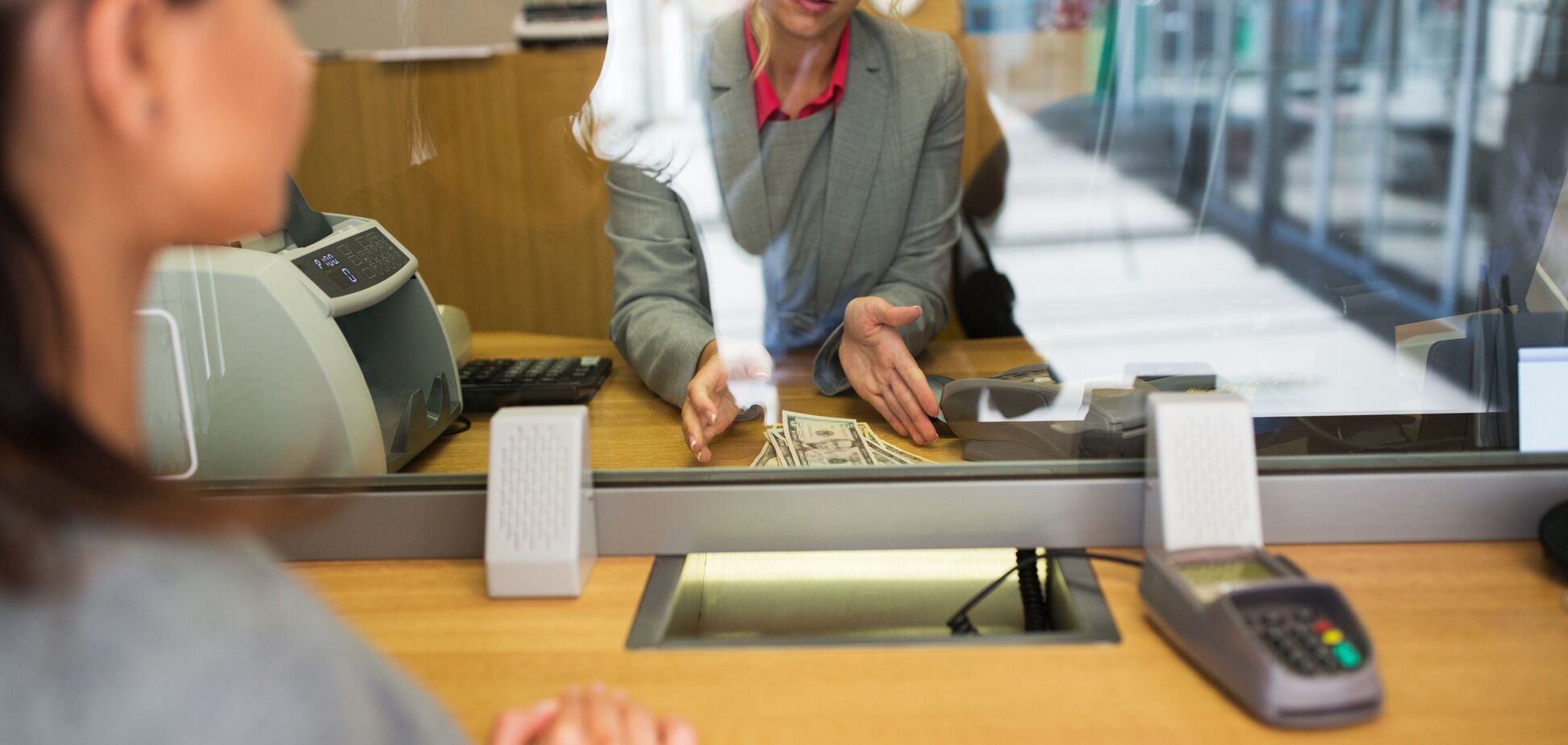 Украинцы не могут снять деньги без расписки: в банках озвучили новые требования