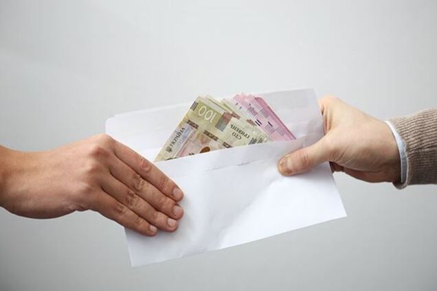 Главного инженера военного лесхоза на Львовщине задержали за взятку