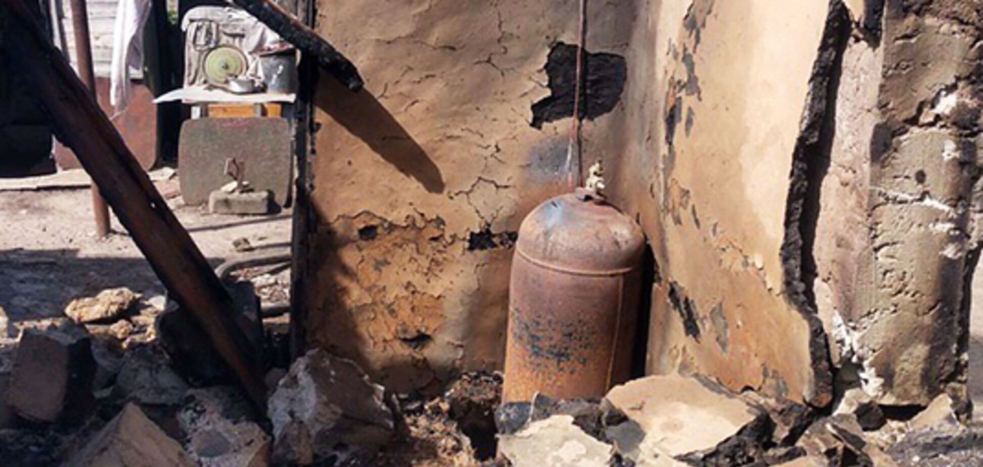 На Днепропетровщине во время пожара серьезно обгорел мужчина. Фото с места ЧП