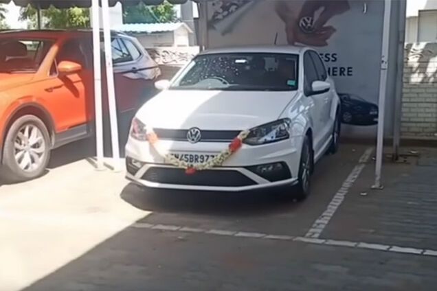Покупатель не успел насладиться своим новым VW Polo, как устроил ДТП возле дилера