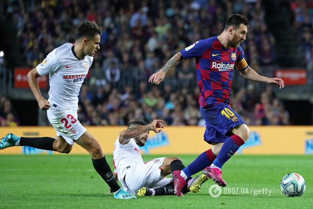 Ліонель Мессі проти гравців 'Севільї' в матчі першого кола чемпіонату Іспанії