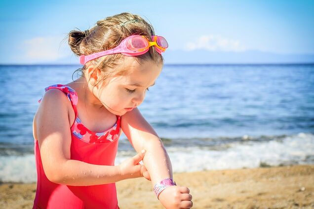 Как обезопасить детей на пляжах Днепра: о первой помощи и обязательной аптечке