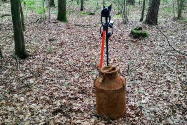 На Львівщині в лісі відкопали бідони з документами УПА