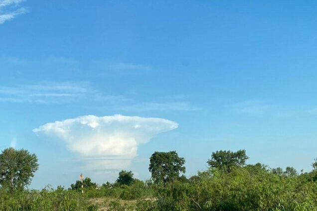 В небе над Киевом заметили облако-'ядерный гриб'. Фото и видео природного явления