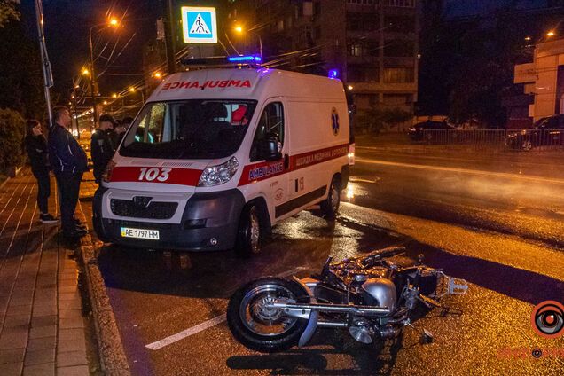 В Днепре на Набережной мотоциклист сбил молодых девушек. Фото с места аварии