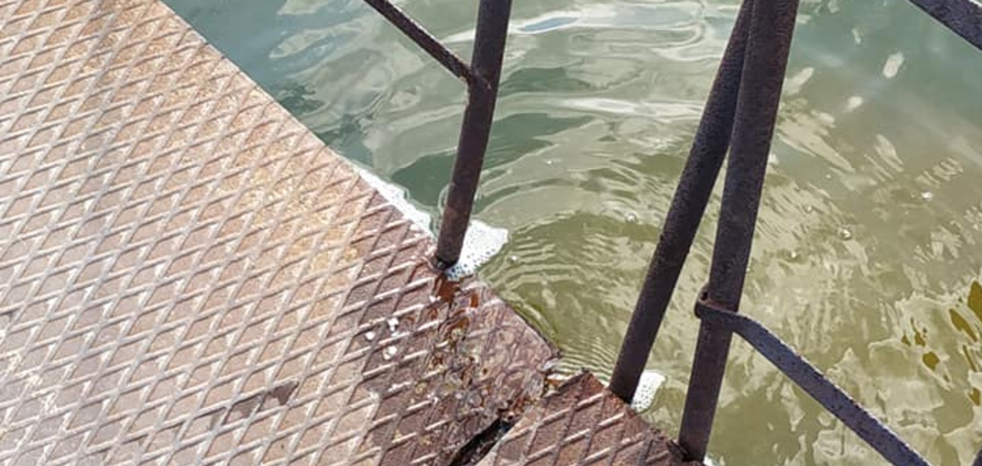 У Дніпрі під воду йде міст: Фото