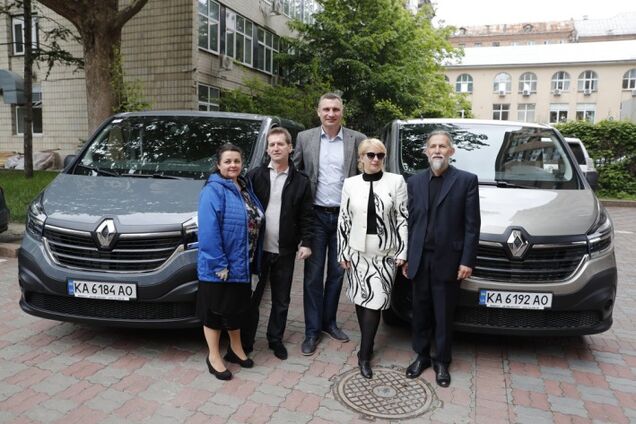 Кличко передал современные авто двум домам семейного типа в Киеве