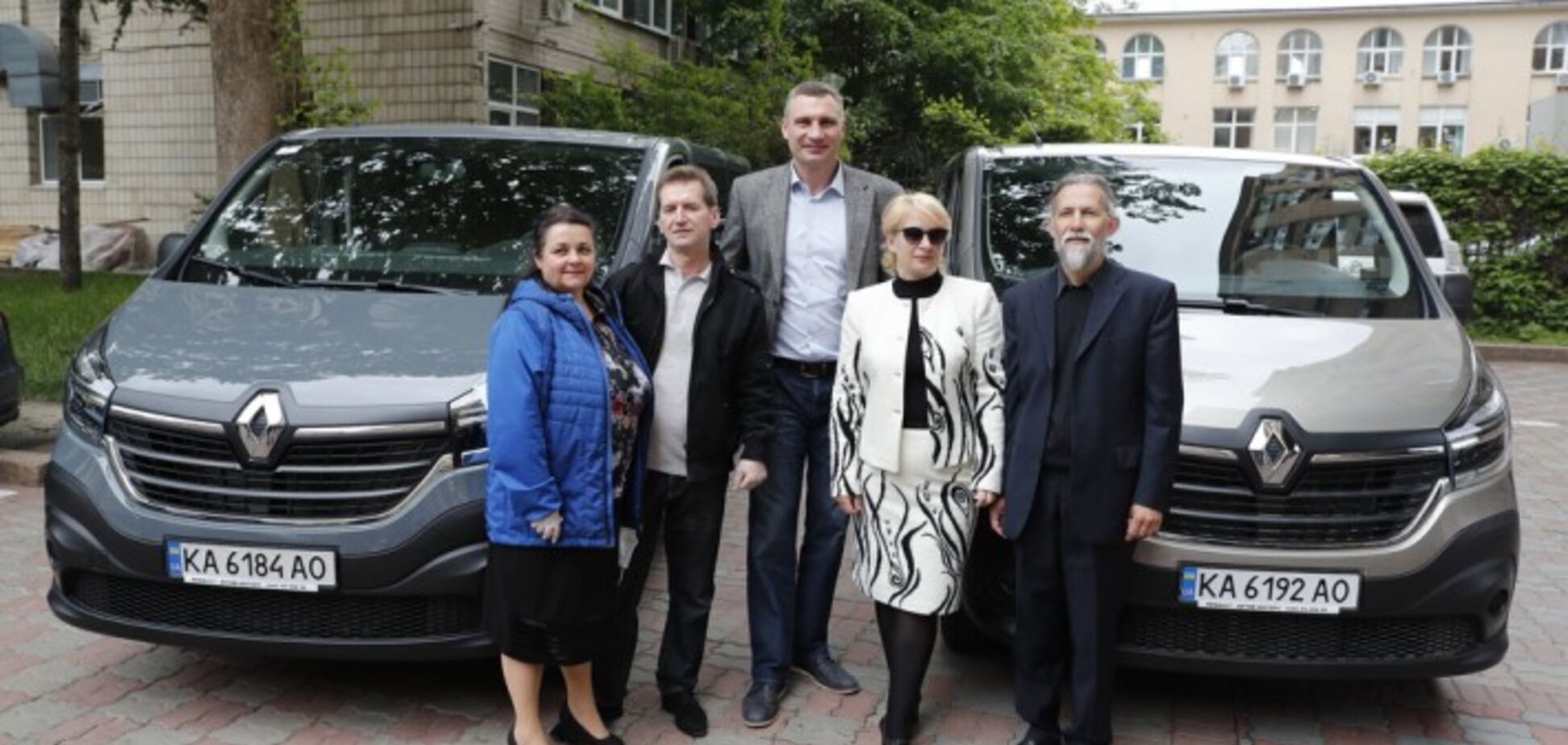 Кличко передал современные авто двум домам семейного типа в Киеве