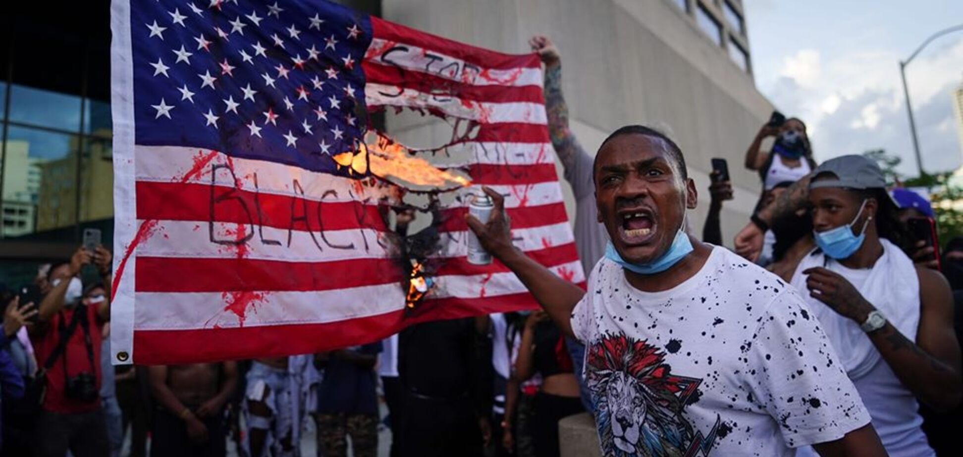 Протестующие начинают стрелять в полицию, мэры городов боятся