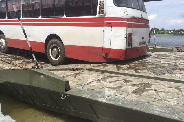 На Днепропетровщине "сломалась" понтонная переправа на месте рухнувшего моста. Фото и видео