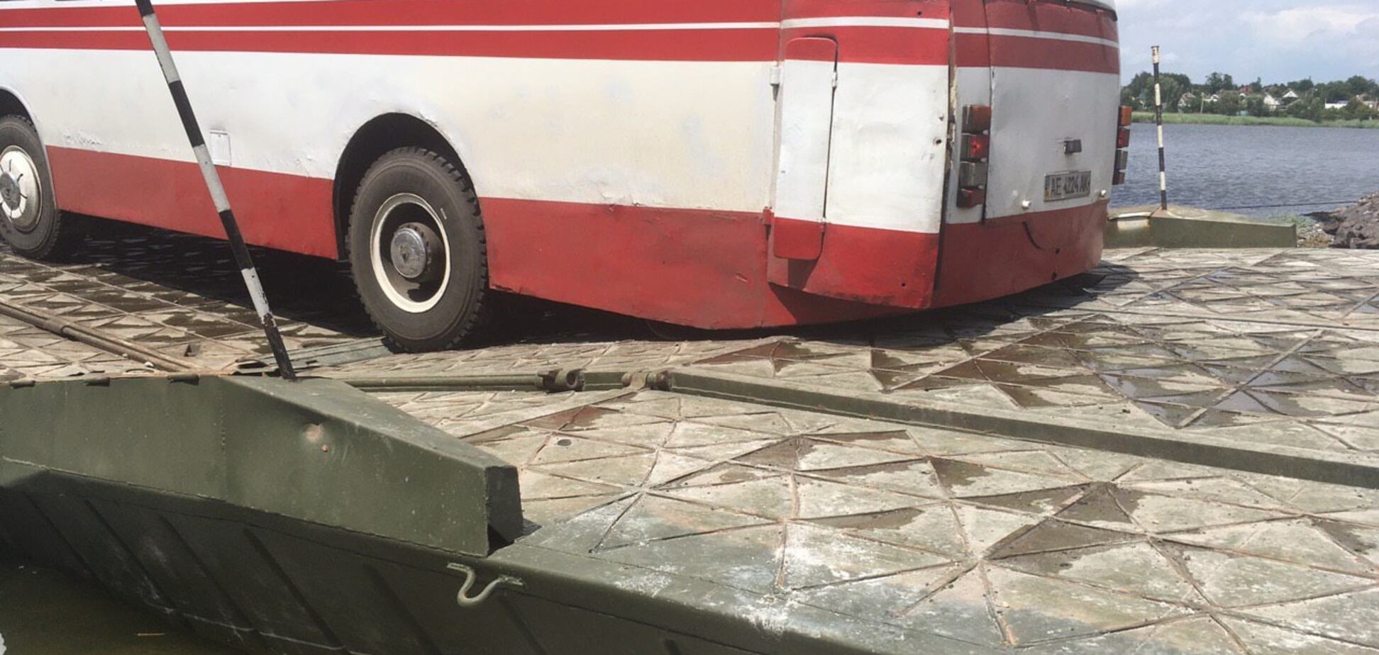 На Днепропетровщине 'сломалась' понтонная переправа на месте рухнувшего моста. Фото и видео