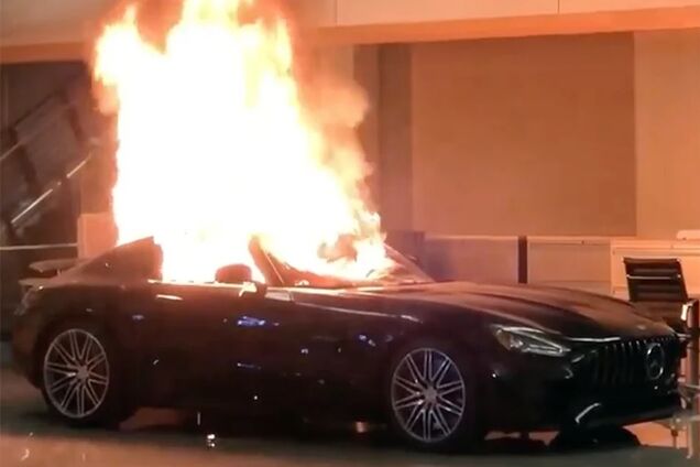 Побили и пожгли: в автосалоне уничтожили новые Mercedes-Benz