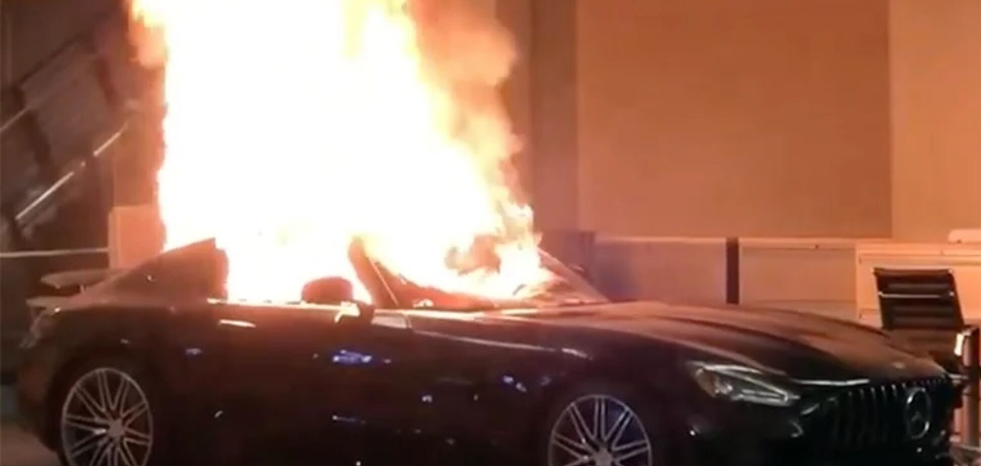 Побили та попалили: в автосалоні знищили нові Mercedes-Benz