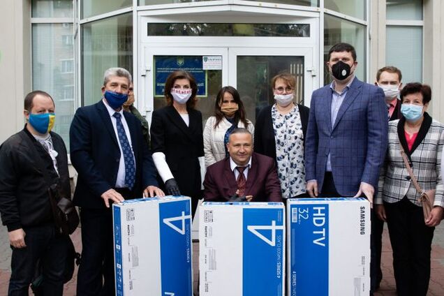 Фонд Порошенко передал одни из лучших ИФА-тестов на COVID-19 и оборудование в больницы Киевщины