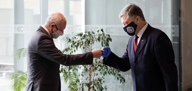 Обговорили безвіз і мільярдну допомогу Україні: Порошенко тепло зустрівся із послом ЄС