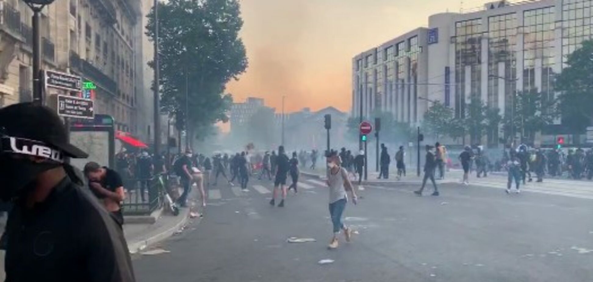 Антирасистские протесты докатились до Франции: полиция применила газ. Фото и видео