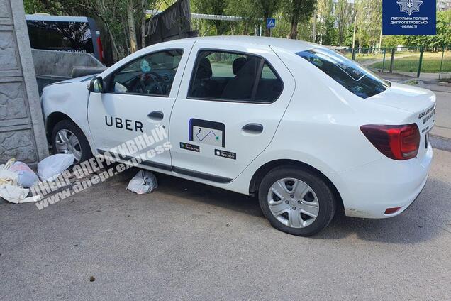 В Днепре таксист без сознания влетел в забор. Пострадала беременная женщина. Фото