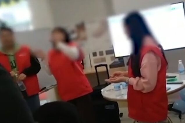 В Китае сотрудников фирмы за плохую работу наказали поеданием червей. Видео