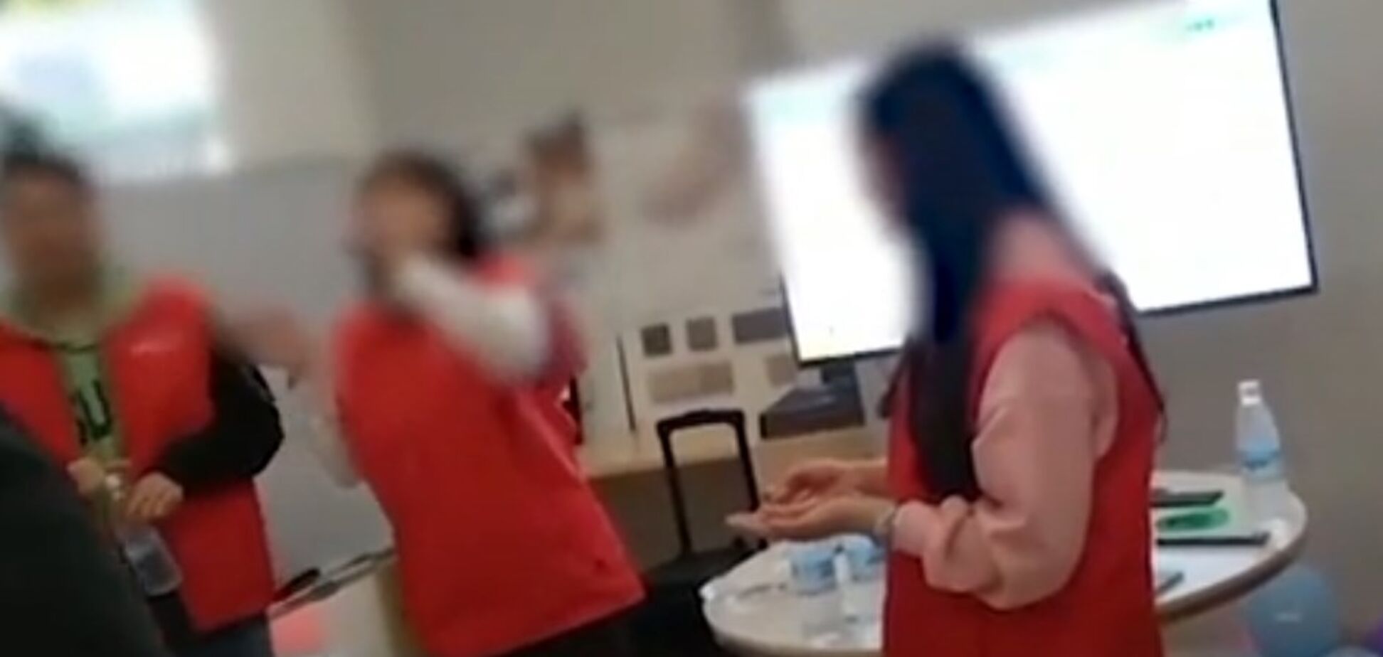 В Китае сотрудников фирмы за плохую работу наказали поеданием червей. Видео