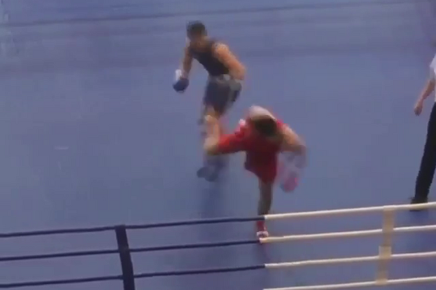 Боксер решил нокаутировать соперника ногой, показав 'вертушку из 90-х'