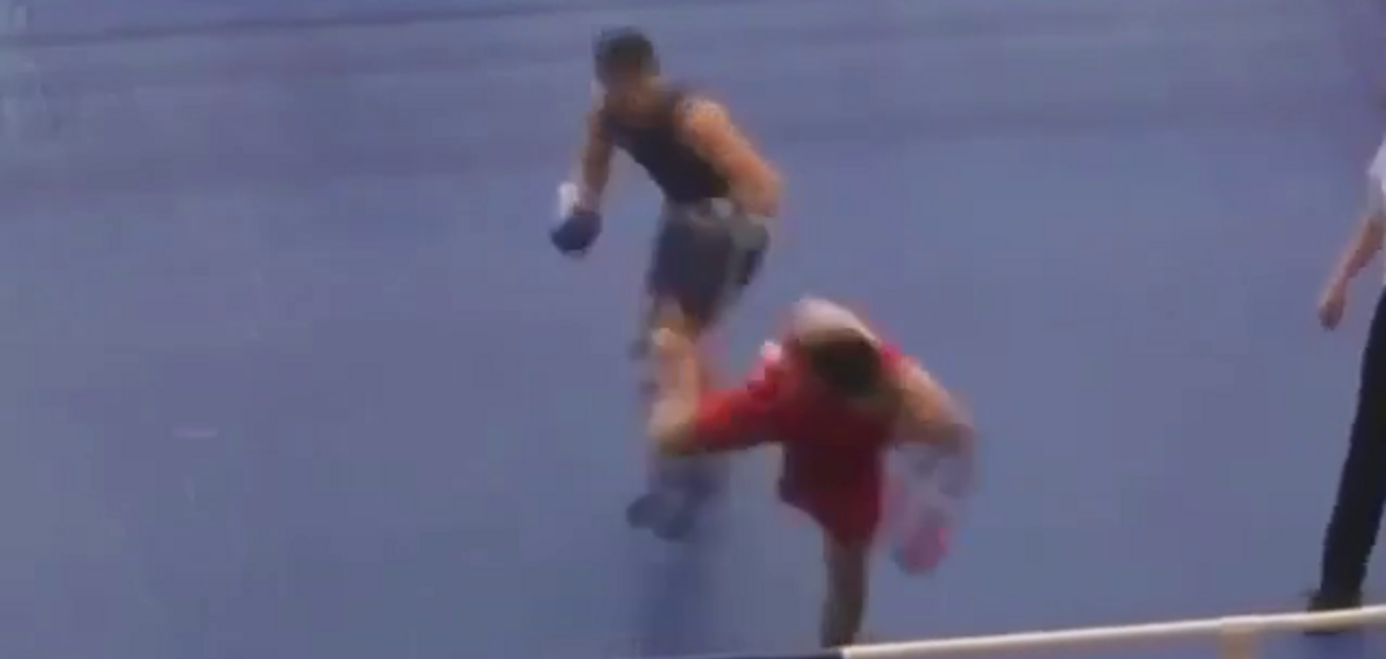 Боксер решил нокаутировать соперника ногой, показав 'вертушку из 90-х'