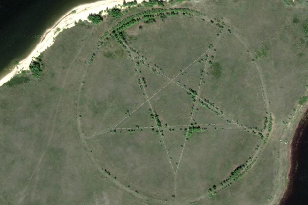 Лисаковская пентаграмма СССР: как выглядит сверху заброшенный мистический парк. Фото