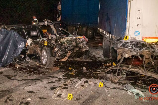 В ДТП под Днепром погибли двое взрослых и ребенок: авто влетело в фуру. Фото