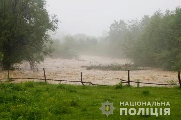 В Черновицкой области подтопило мост