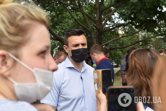 Тищенко приехал на место взрыва в жилом доме в Киеве с лимонами. Фото