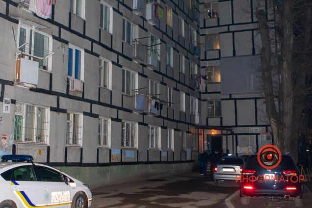 В Днепре мужчина выпал из окна: прохожий стал свидетелем трагедии