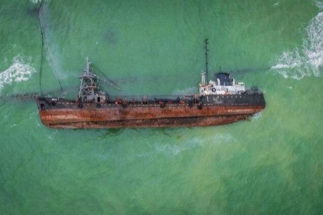 Із затонулого танкера Delfi пролилося паливо