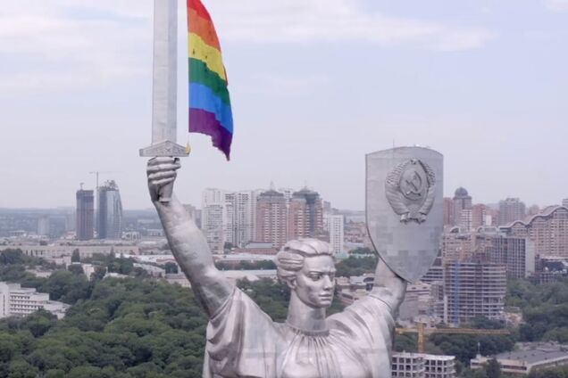 Флаг ЛГБТ вывесили на Родину-Мать в Киеве