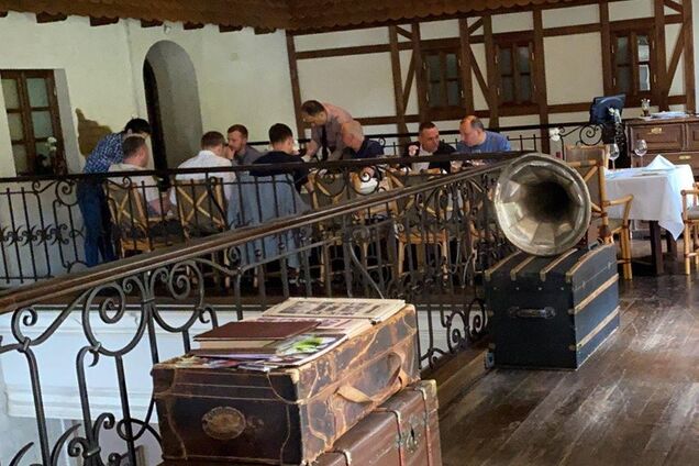 У Дніпрі нардепів від 'Слуги народу' зняли в ресторані під час карантину. Фото